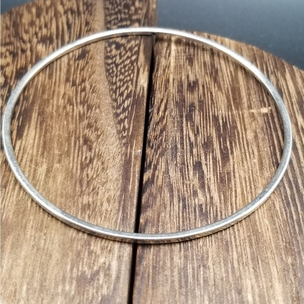 Silver tone rounded bangle bracelet  B917